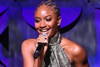 Zt2k9kpTURBXy82MDcxODI2NGZhYTVmOTkyZjUwMWQyOTk3ZTBlZjcyMi5qcGeSlQMAAM0EOM0CYJMFzQMWzQGu3gABoTAF Ayra Starr collapses on stage and urges the organizer to improve