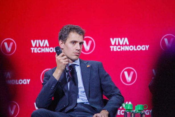 Mistral AI CEO says AIs biggest threat is people getting lazy Mistral AI CEO says AI's biggest threat is people getting lazy
